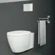 Weißes Wand-WC von Ideal Standard neben einer Handtuchstange mit einem grauen Handtuch. Die Wand ist dunkelgrau gestrichen.